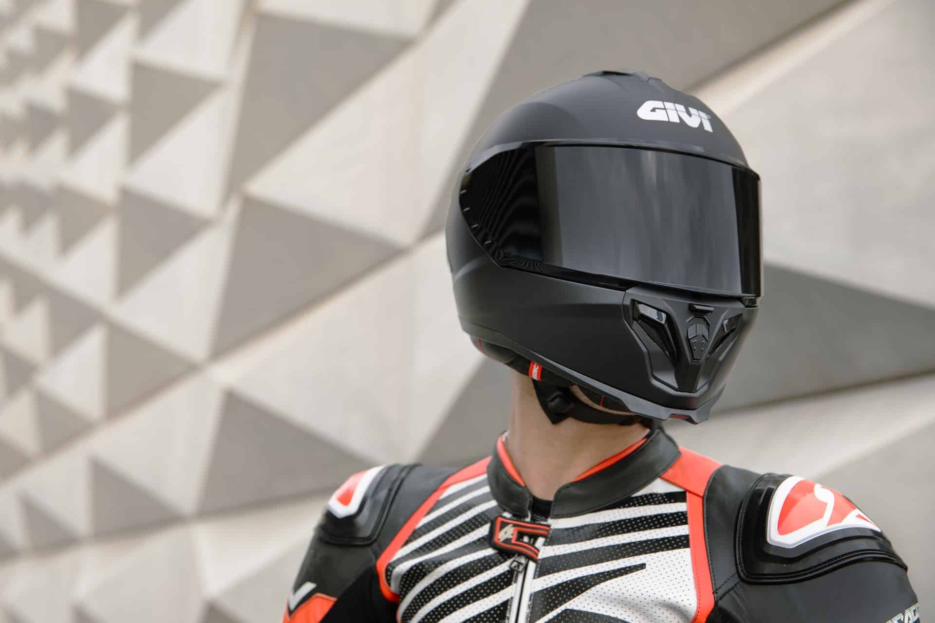 Nuevo caso GIVI 50.3, el integral diseñado para una experiencia de conducción segura y cómoda