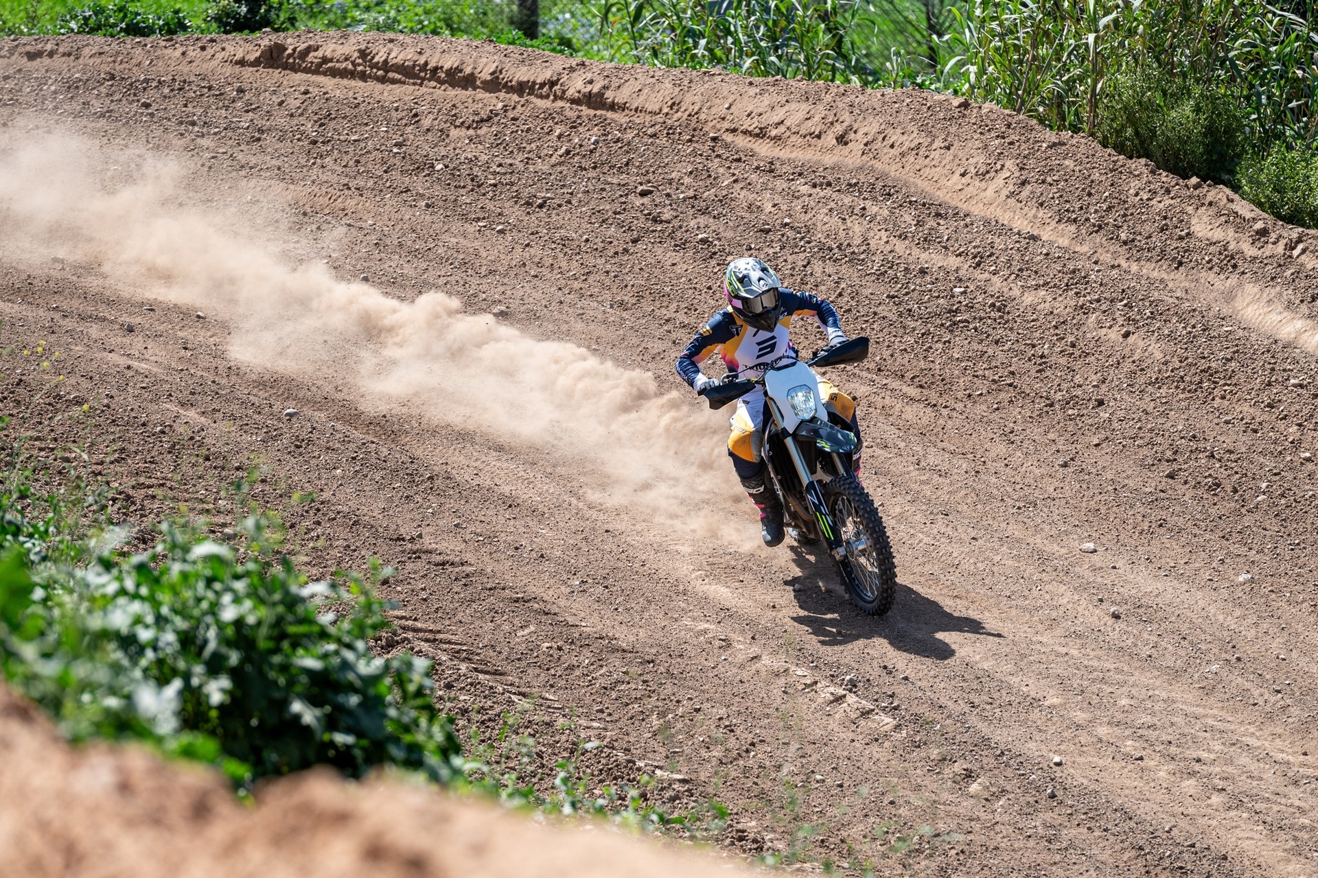 Las nuevas TF 250-E y TF 450-E de Triumph impresionan en su debut europeo