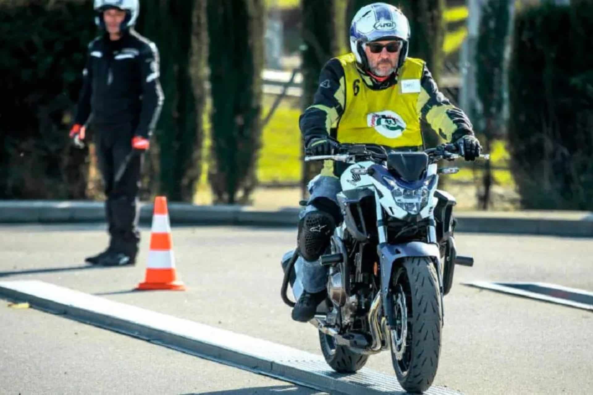 Qué exámenes de moto hay en 2025