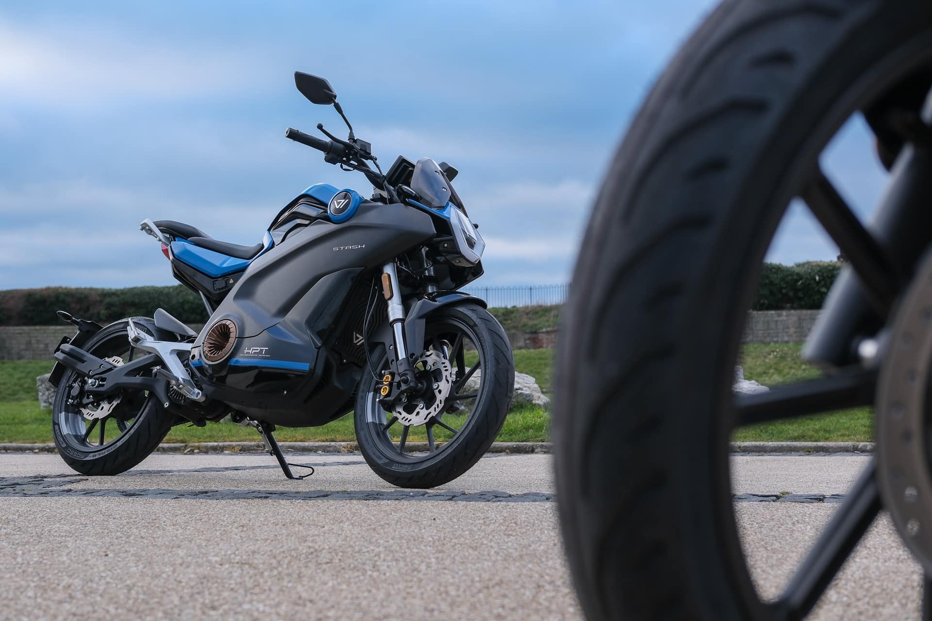 Vmoto presenta su nueva Stash, la moto eléctrica de estética futurista y deportiva pensada para el día a día