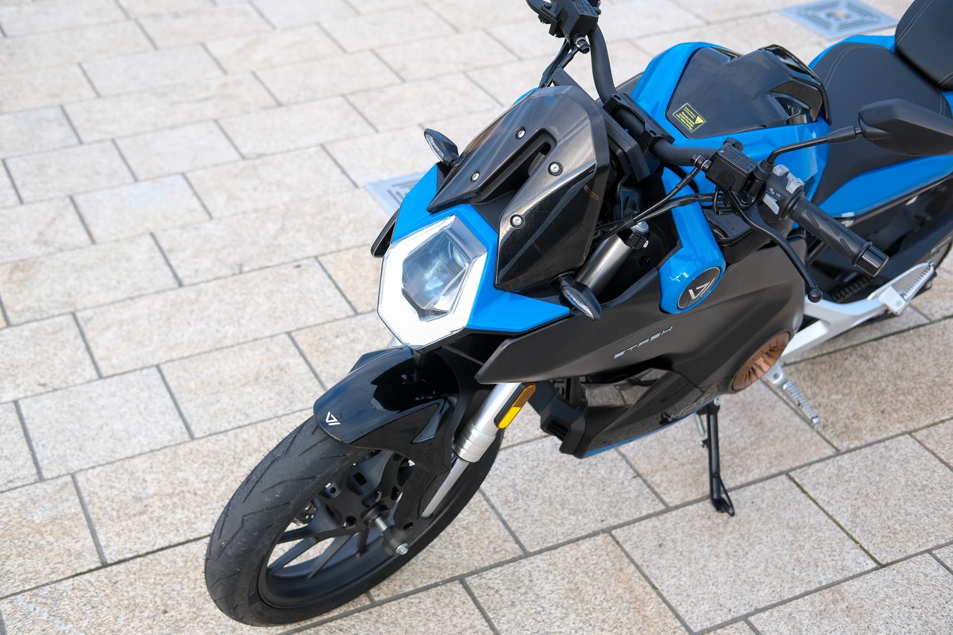 Vmoto presenta su nueva Stash, la moto eléctrica de estética futurista y deportiva pensada para el día a día