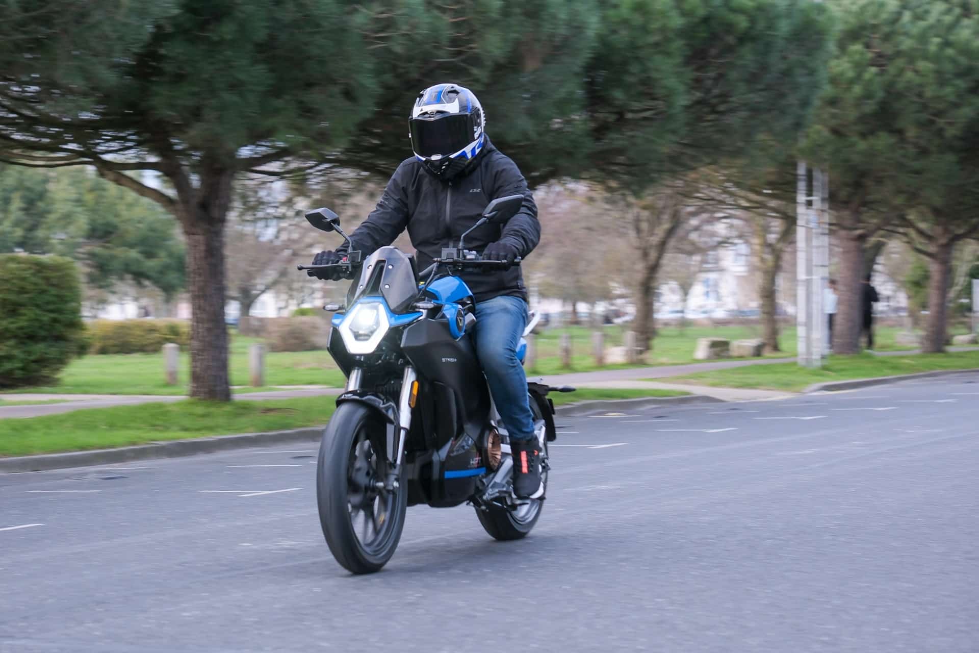 Vmoto presenta su nueva Stash, la moto eléctrica de estética futurista y deportiva pensada para el día a día