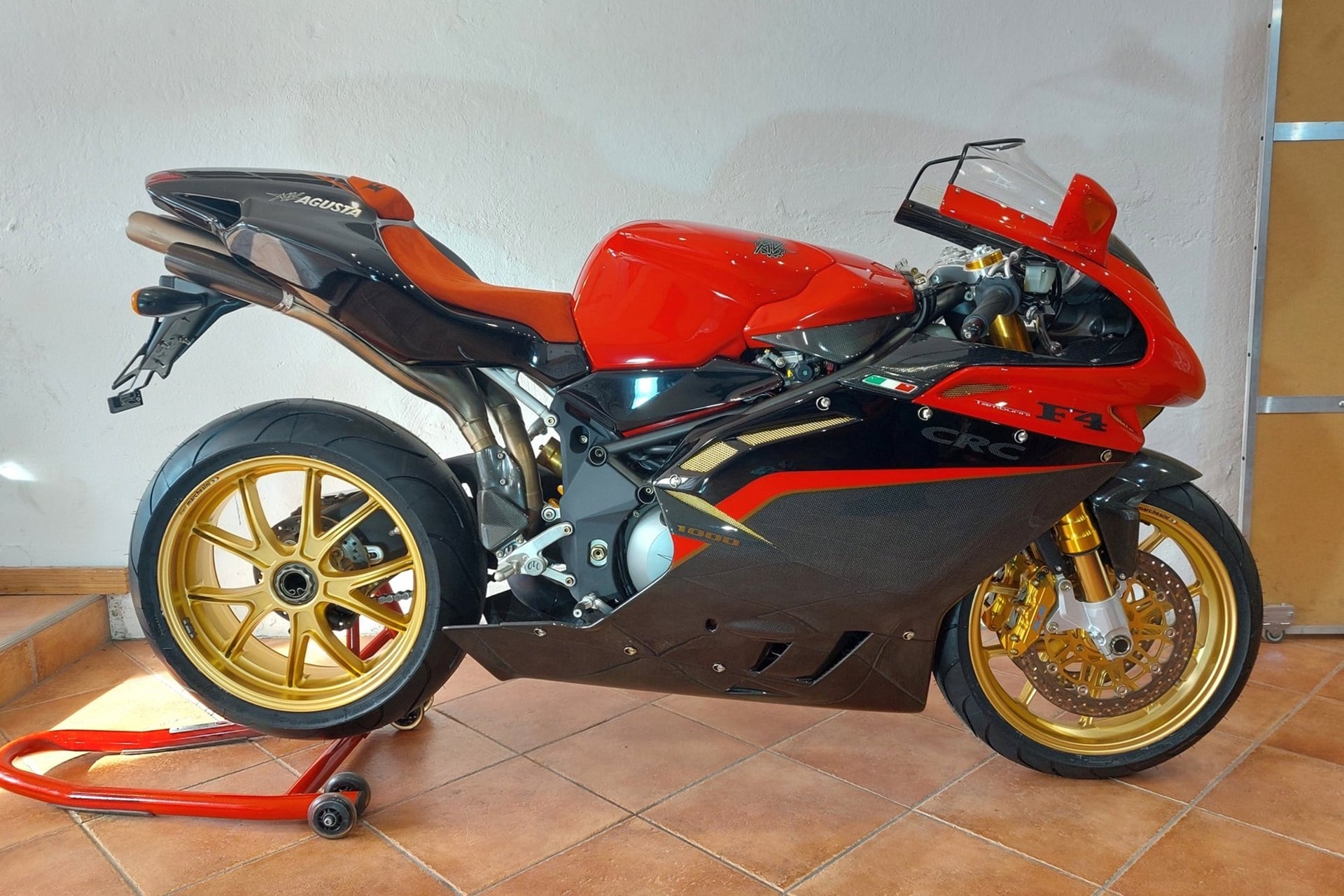 Si no puedes hacerte con una F4 1000 Tamburini tienes otra opción: Pedir que te fabriquen una réplica a medida