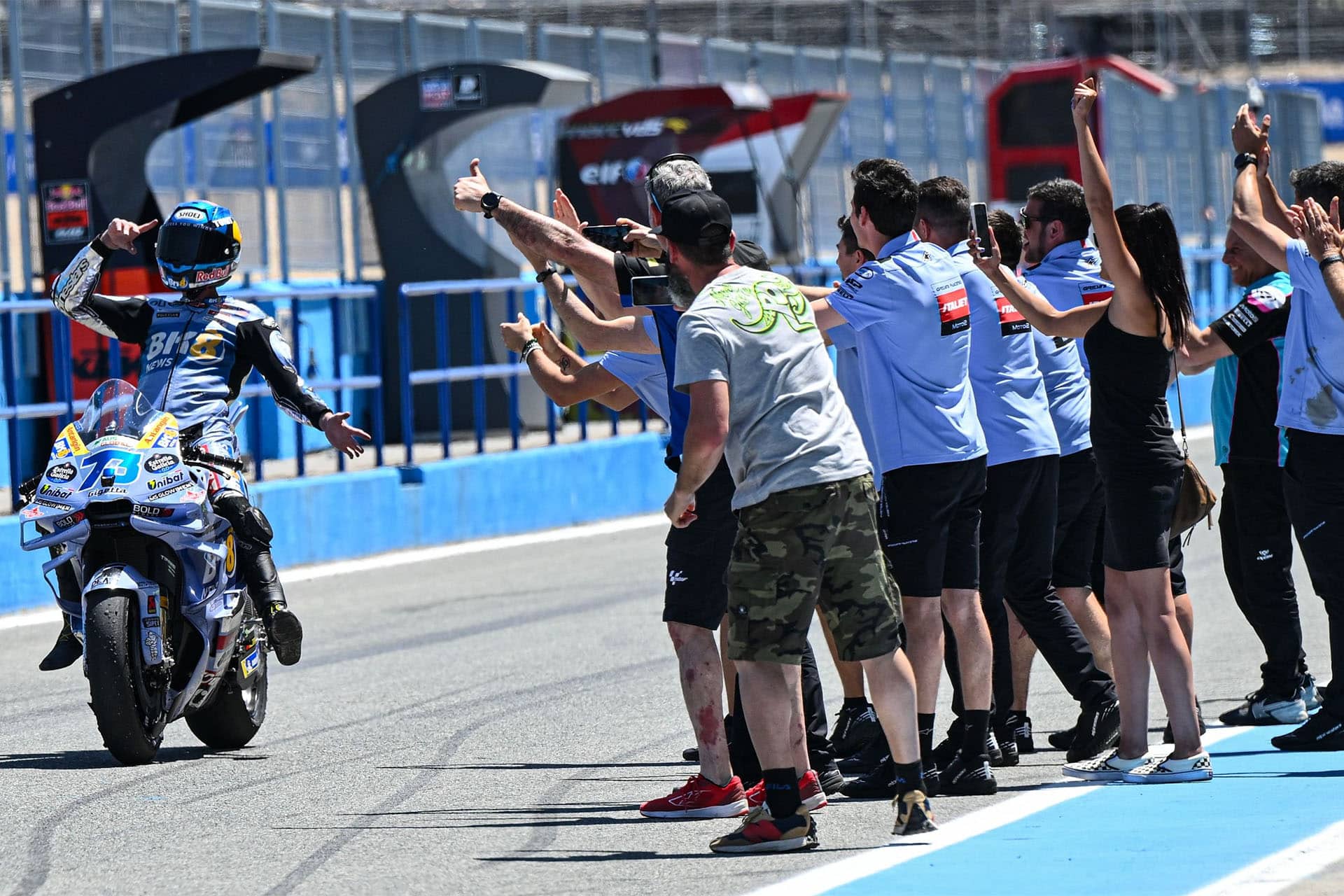 Álex Márquez celebró por todo lo alto la victoria