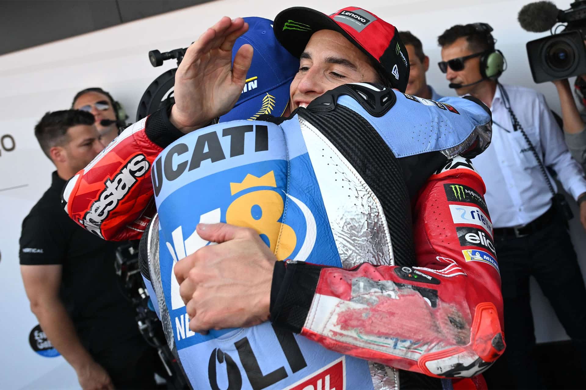 Una de las imágenes del GP fue el abrazo entre los dos hermanos, los primeros en conseguir victorias en MotoGP