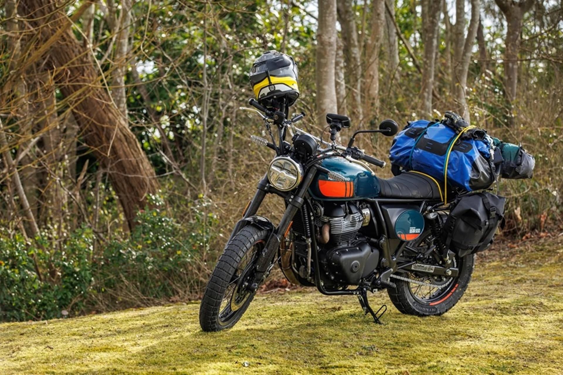 Nick Sanders sale a dar una vuelta de 30.000 km por Europa a lomos de una Royal Enfield Bear 650