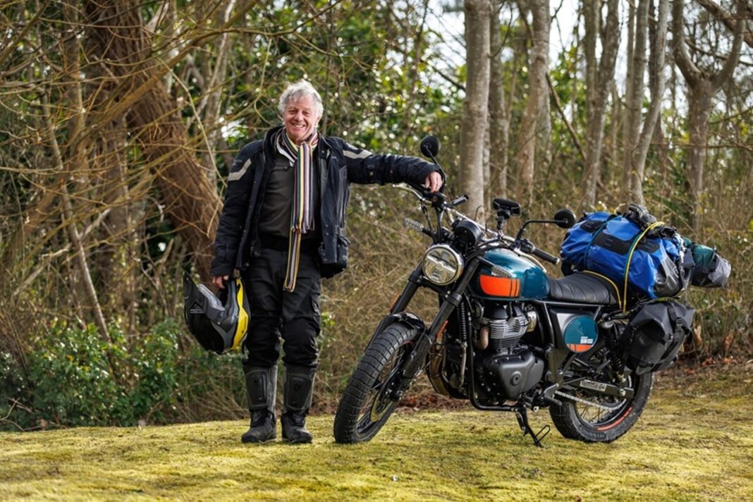 Nick Sanders sale a dar una vuelta de 30.000 km por Europa a lomos de una Royal Enfield Bear 650