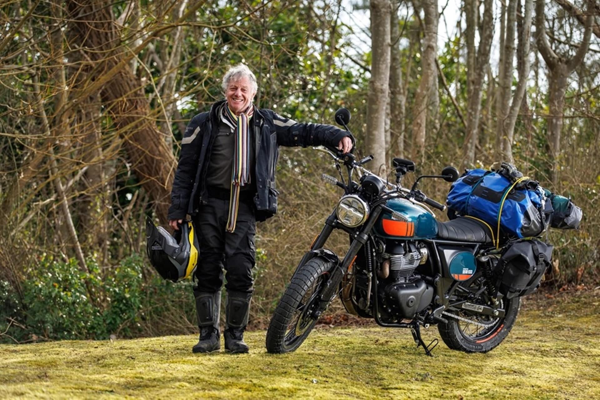 Nick Sanders sale a dar una vuelta de 30.000 km por Europa a lomos de una Royal Enfield Bear 650