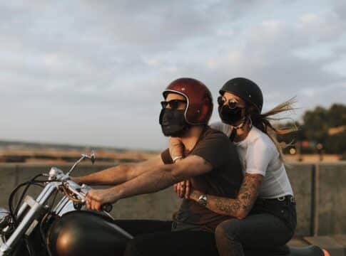 Buenos Aires prohíbe que vayan dos personas en moto por seguridad… contra la violencia