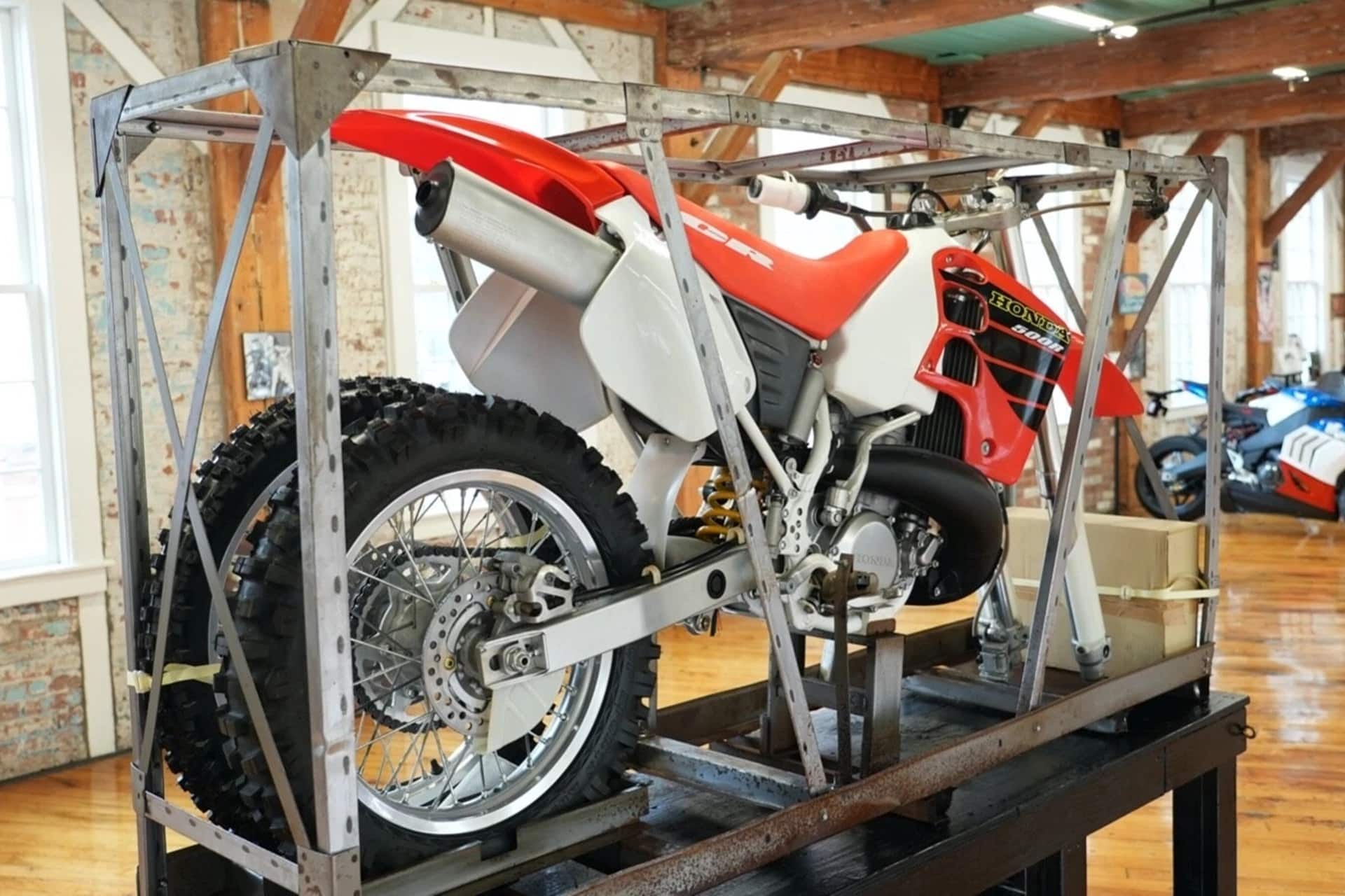 Vendida la que probablemente sea la última Honda CR500 "nueva de paquete" del planeta