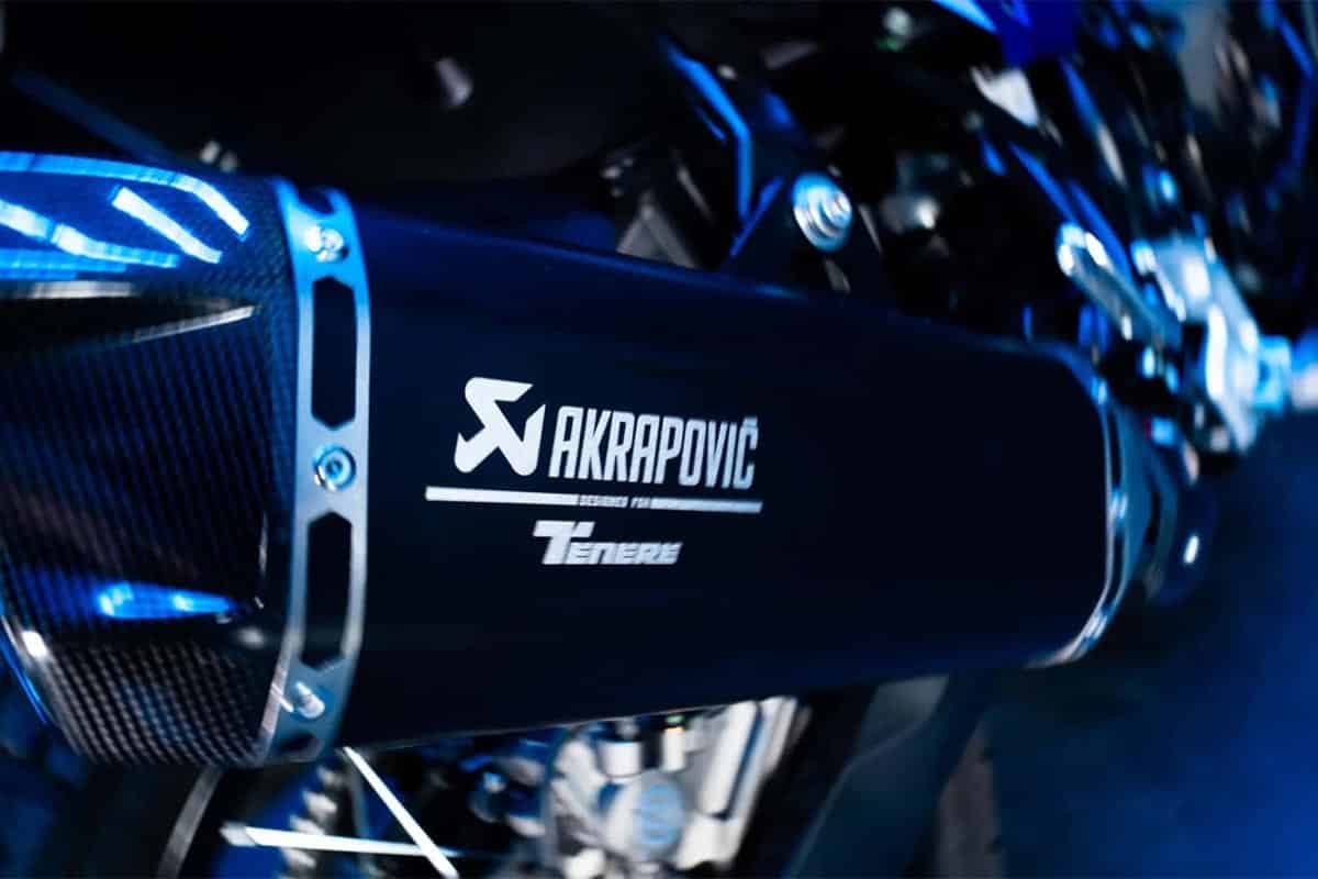 Uno de los cambios que van más allá de la estética es el sistema de escape de Akrapovic