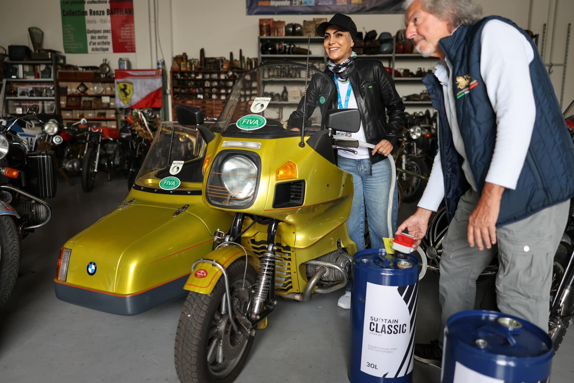 La activista Maryam Talaee participa en el FIVA World Motorcycle Rally 2025 con un sidecar BMW alimentado por biocombustible