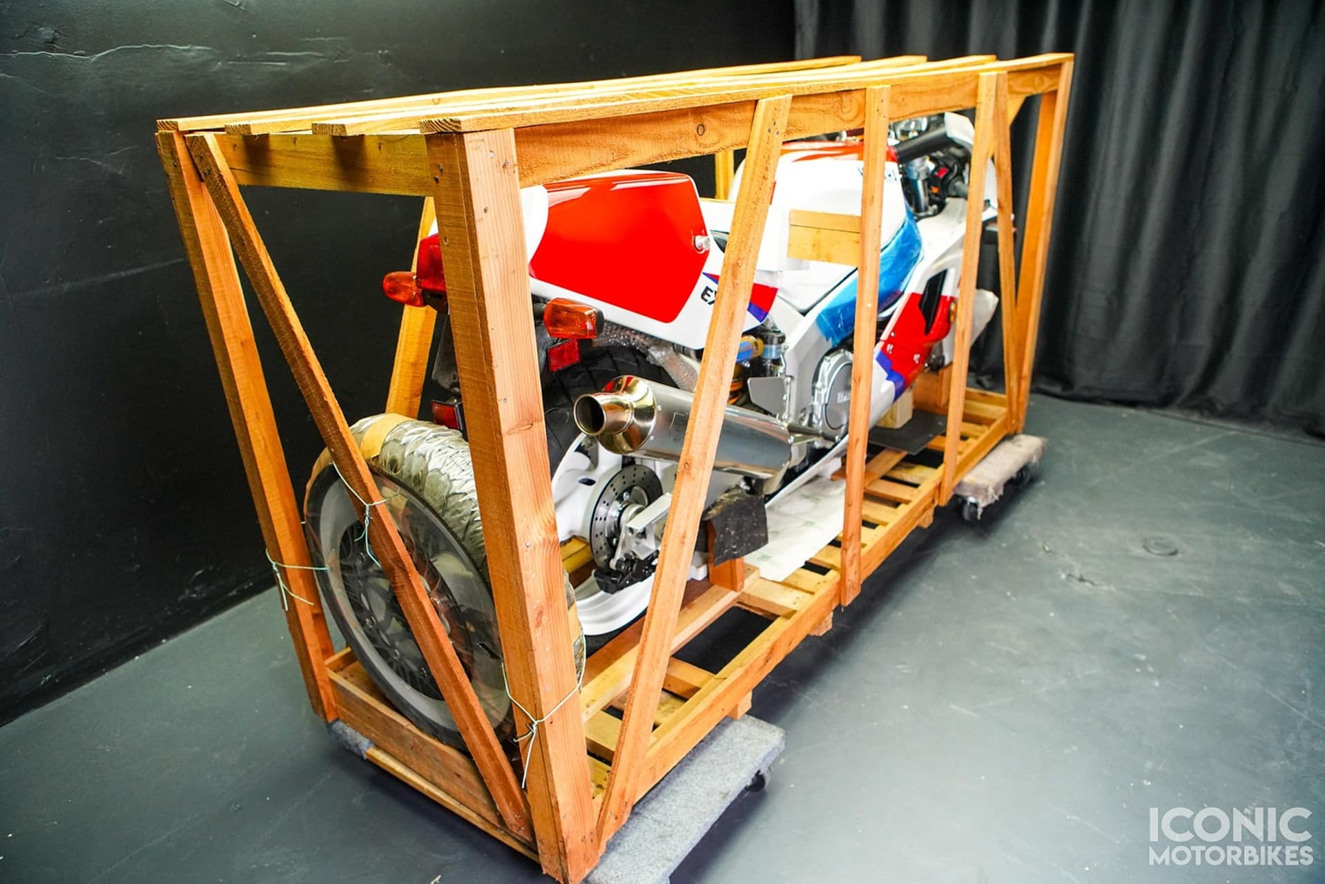 Motos de ensueño a la venta: Yamaha FZR750R OW-01 de 1990 a estrenar