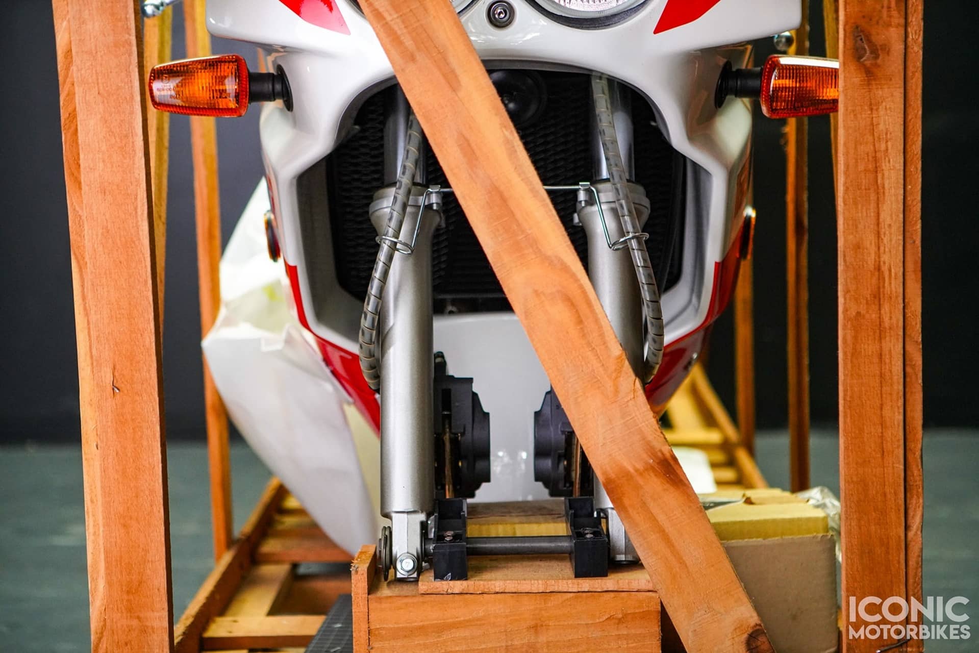 Motos de ensueño a la venta: Yamaha FZR750R OW-01 de 1990 a estrenar