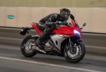 Nueva QJMotor SRK 500 RA 2025: Cambio semiautomático, basculante monobrazo y homologación A2