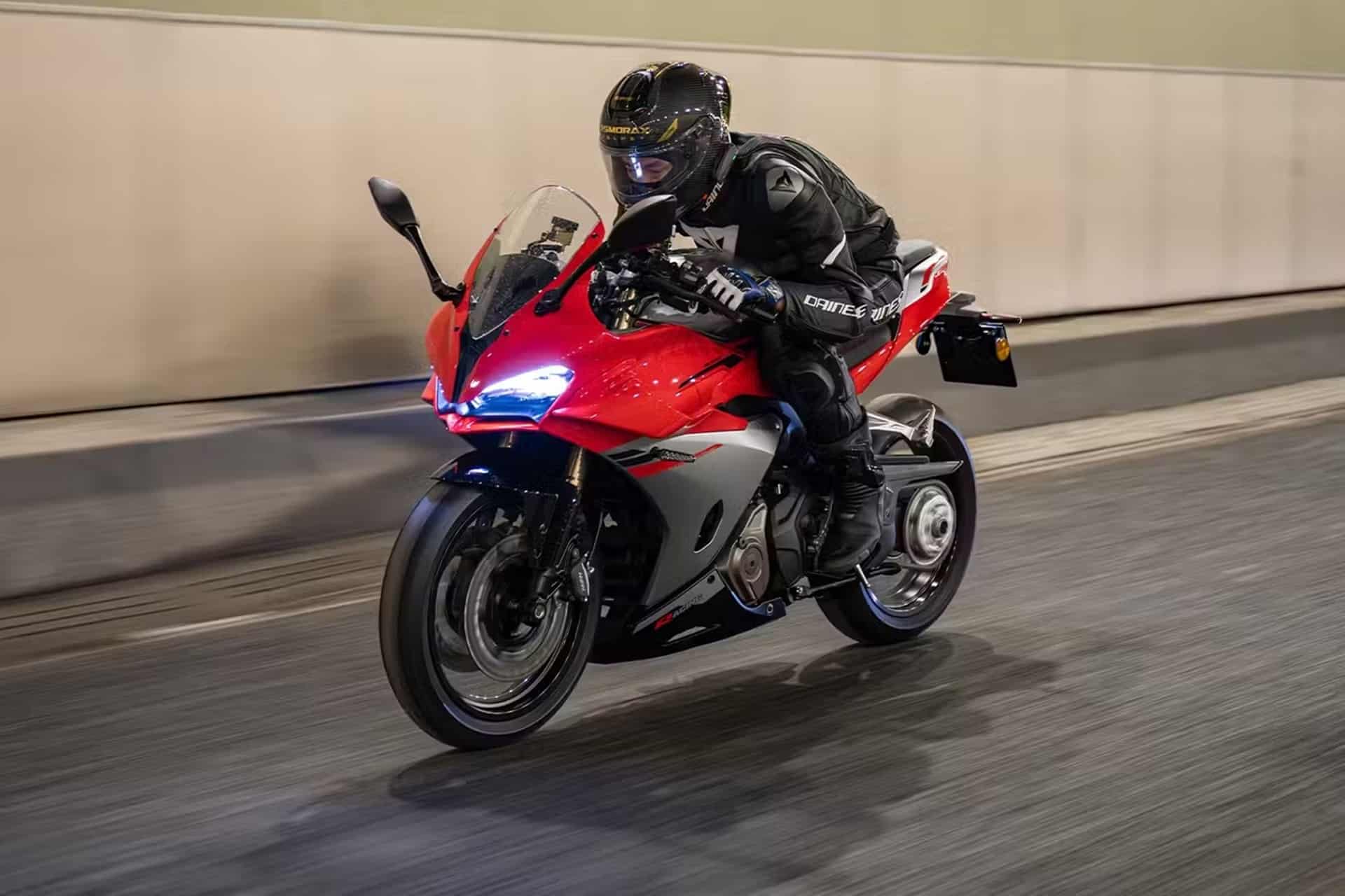 Nueva QJMotor SRK 500 RA 2025: Cambio semiautomático, basculante monobrazo y homologación A2