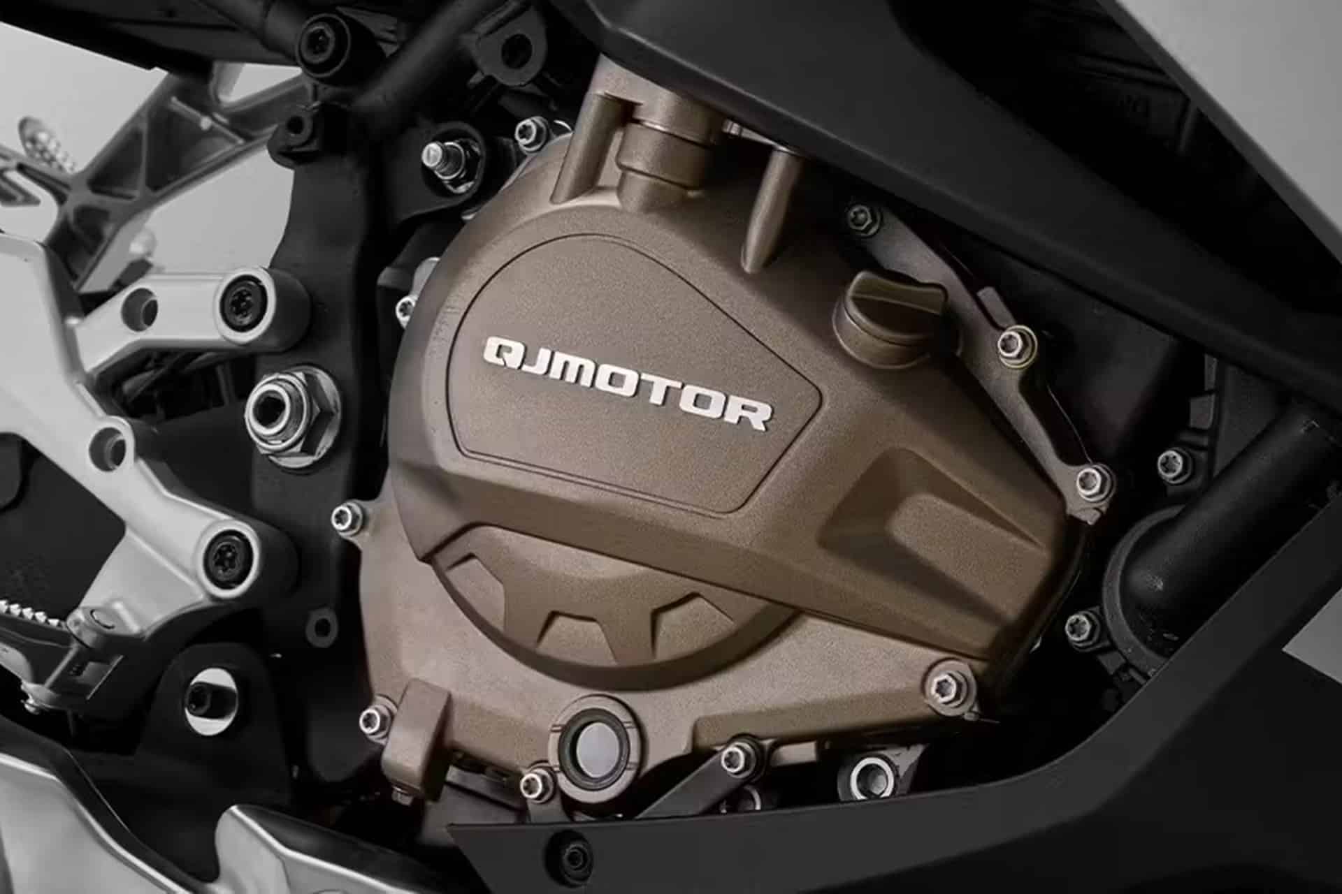 Nueva QJMotor SRK 500 RA 2025: Cambio semiautomático, basculante monobrazo y homologación A2
