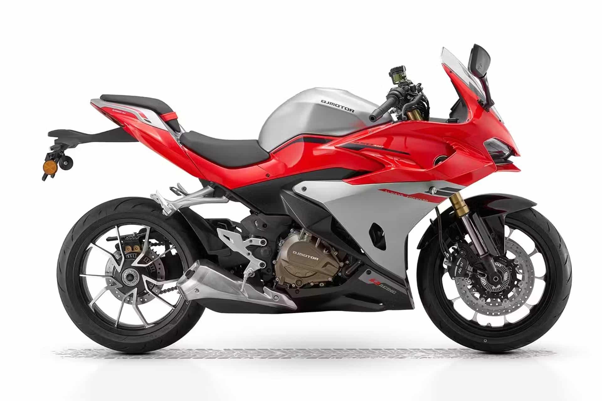 Nueva QJMotor SRK 500 RA 2025: Cambio semiautomático, basculante monobrazo y homologación A2