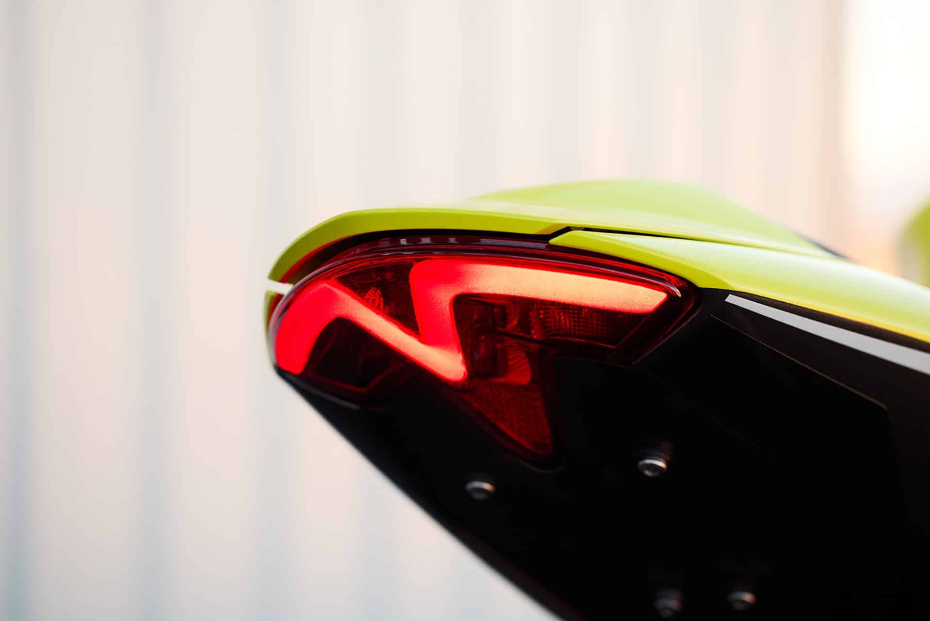 Speed Triple 1200 RX: La filosofía más racing de Triumph junto a su tecnología más avanzada