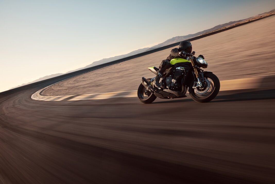 Speed Triple 1200 RX: La filosofía más racing de Triumph junto a su tecnología más avanzada
