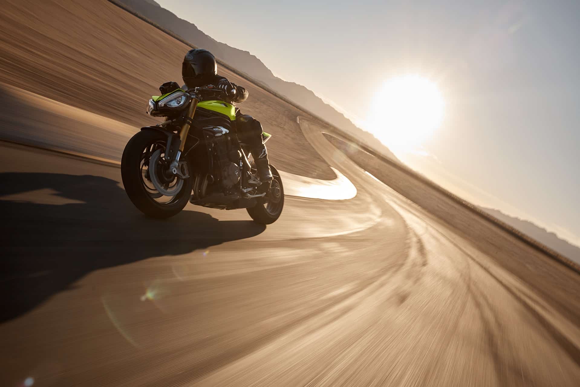 Speed Triple 1200 RX: La filosofía más racing de Triumph junto a su tecnología más avanzada