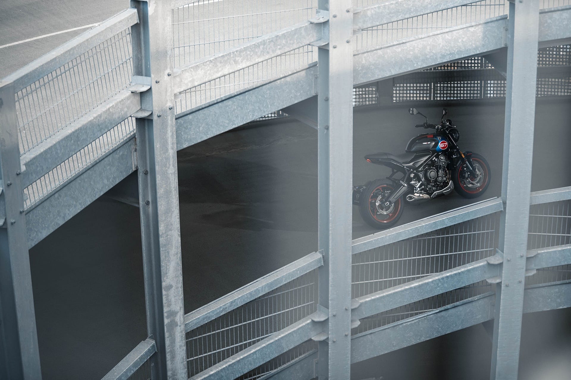 Triumph lanza la nueva Trident Triple Tribute 2025, una edición especial inspirada en la mítica "Slippery Sam"