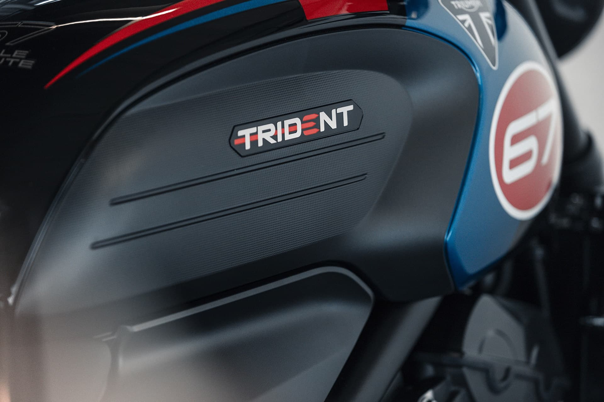 Triumph lanza la nueva Trident Triple Tribute 2025, una edición especial inspirada en la mítica "Slippery Sam"