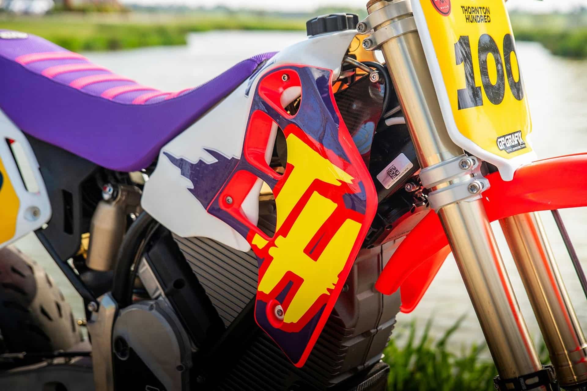 ¿Quién dijo que la Stark Varg Alpha no puede pasar por una Honda CR500?