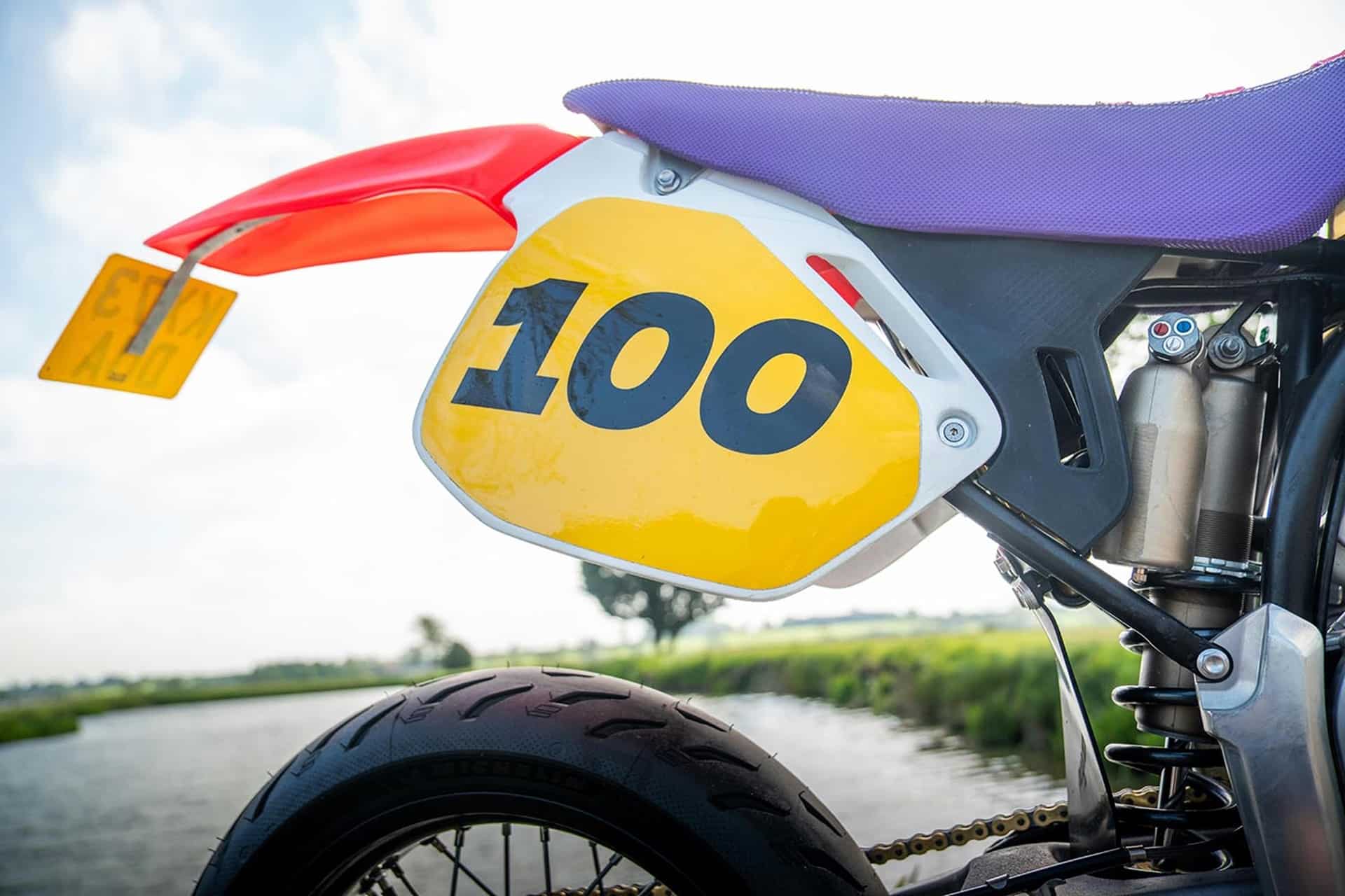 ¿Quién dijo que la Stark Varg Alpha no puede pasar por una Honda CR500?