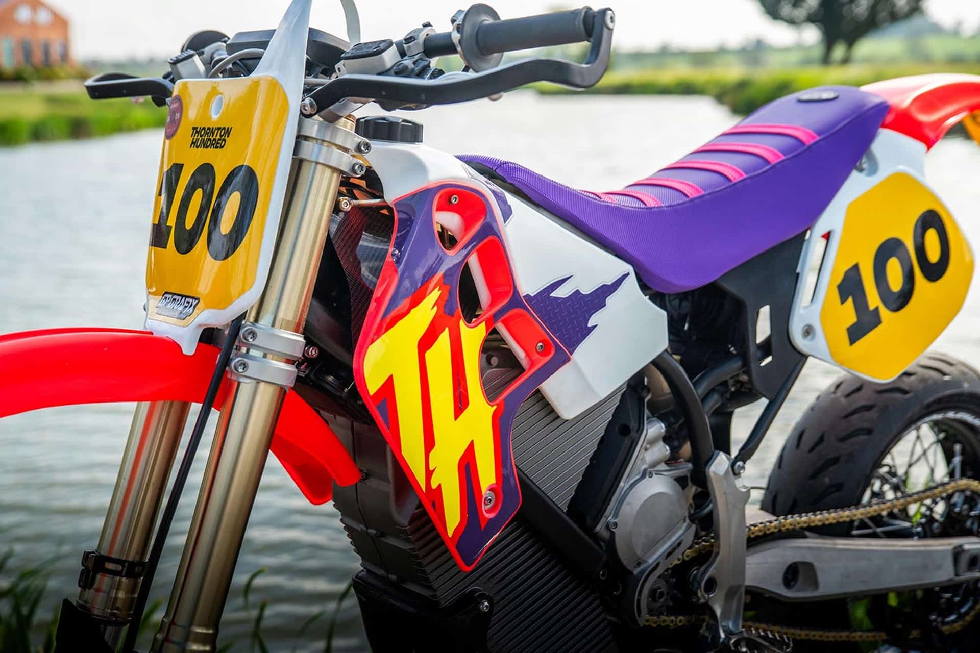 ¿Quién dijo que la Stark Varg Alpha no puede pasar por una Honda CR500?