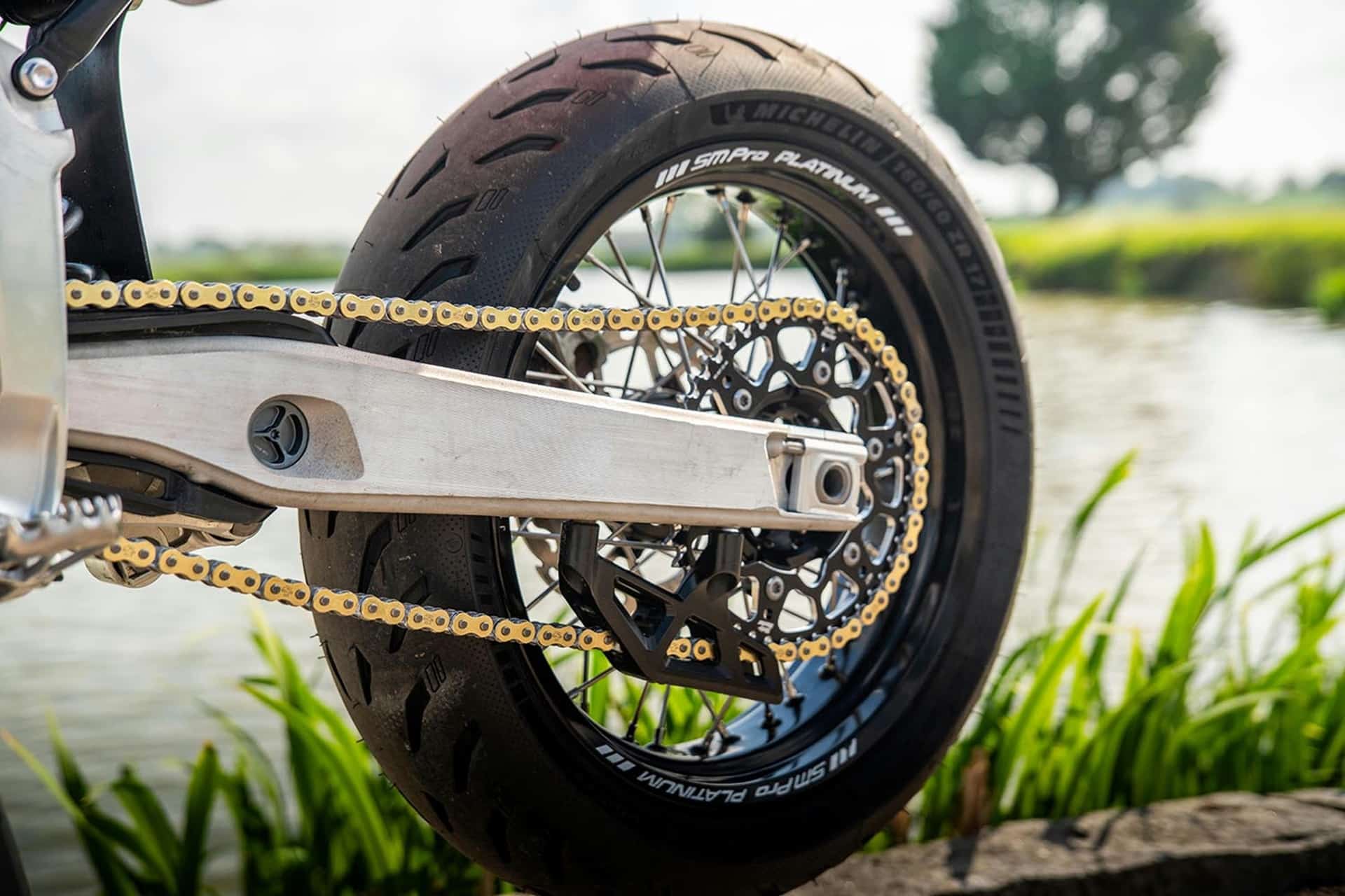 ¿Quién dijo que la Stark Varg Alpha no puede pasar por una Honda CR500?