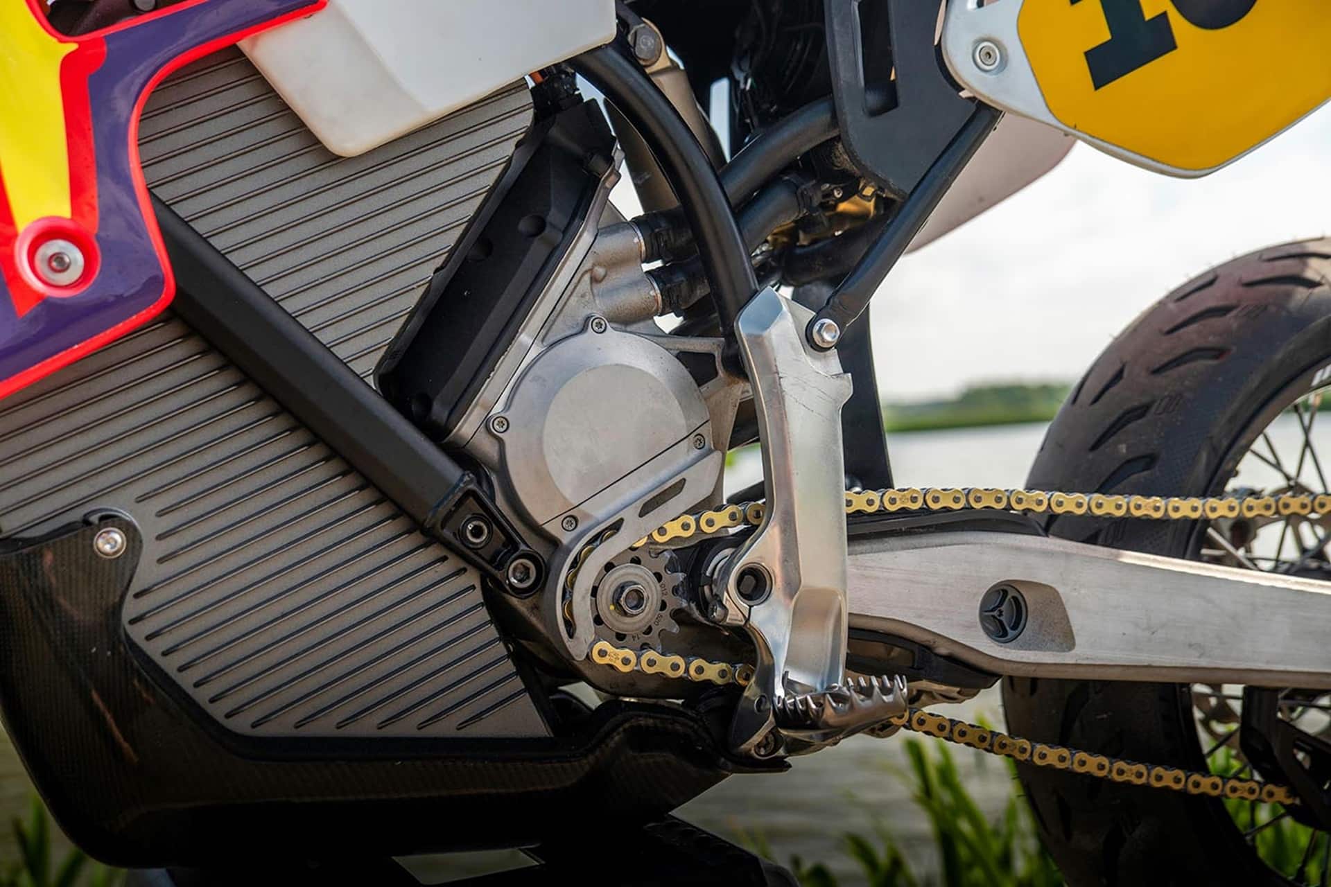 ¿Quién dijo que la Stark Varg Alpha no puede pasar por una Honda CR500?