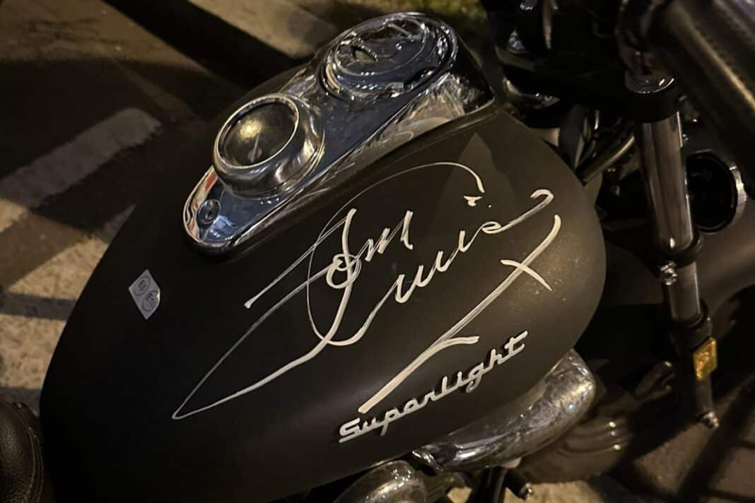 Sale a subasta una Keeway Superlight 125 firmada por Tom Cruise