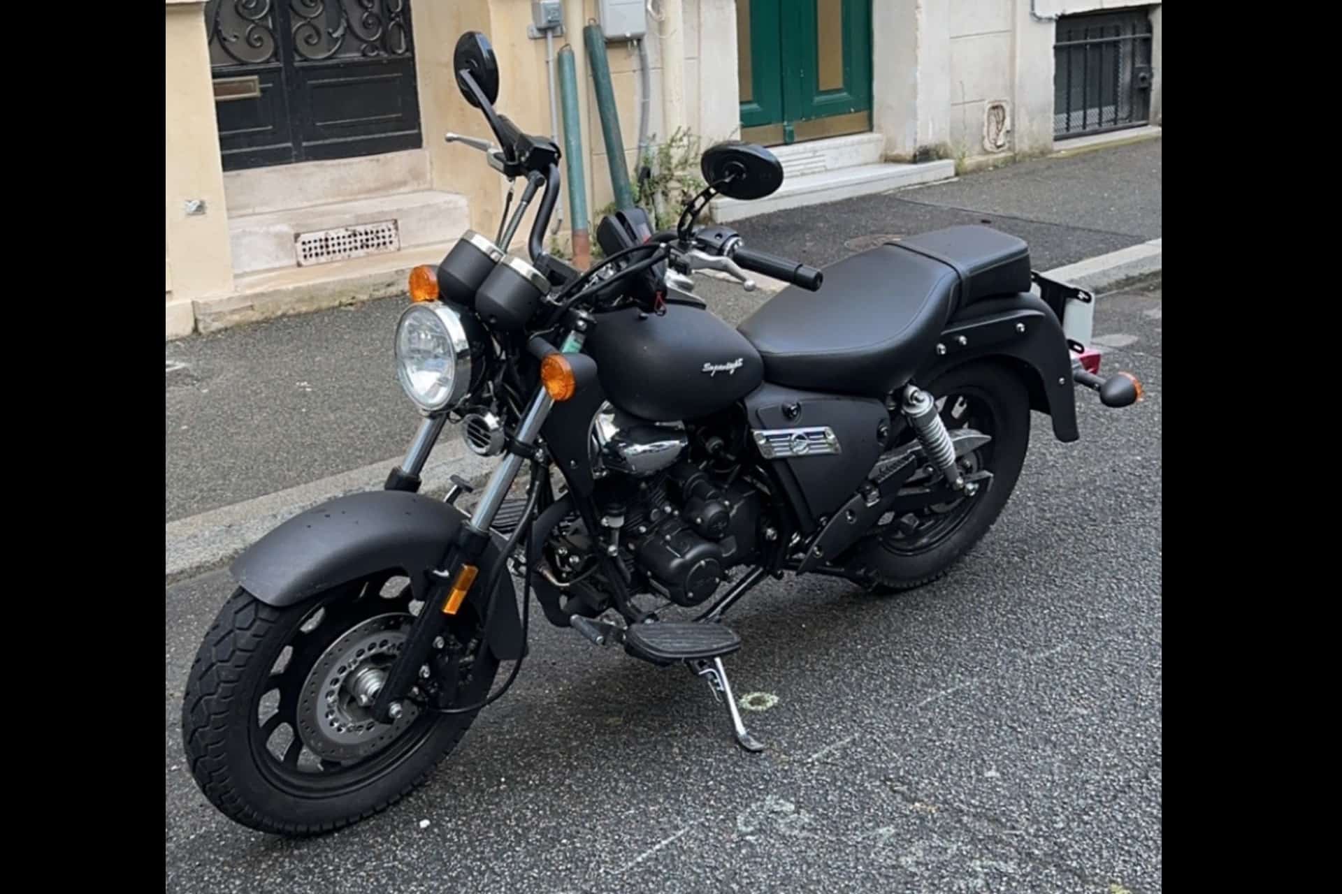 Sale a subasta una Keeway Superlight 125 firmada por Tom Cruise