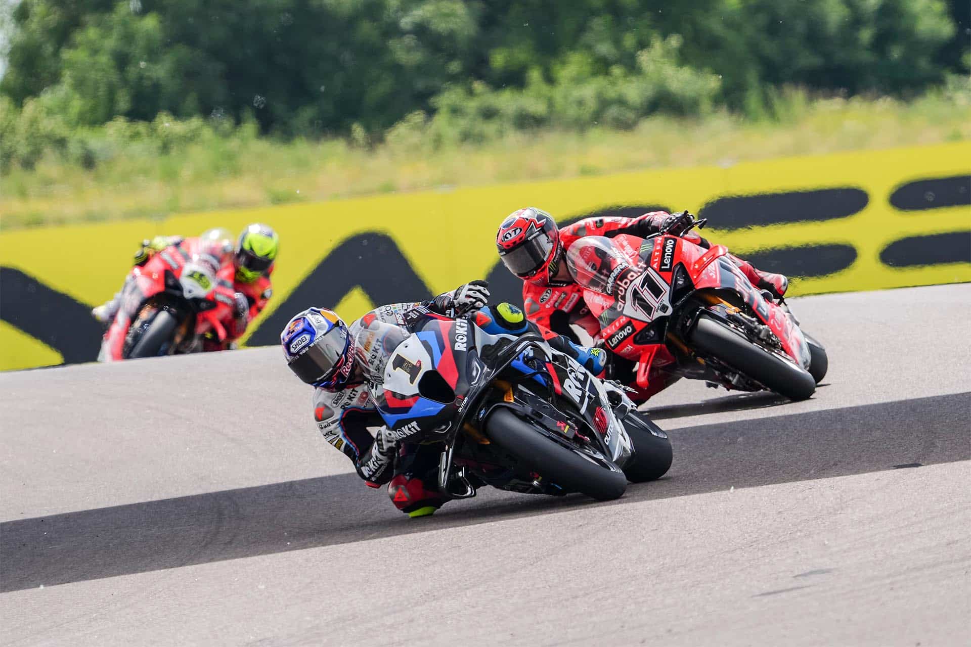 Son mucho más baratas que las MotoGP, pero no están tan lejos en tiempos