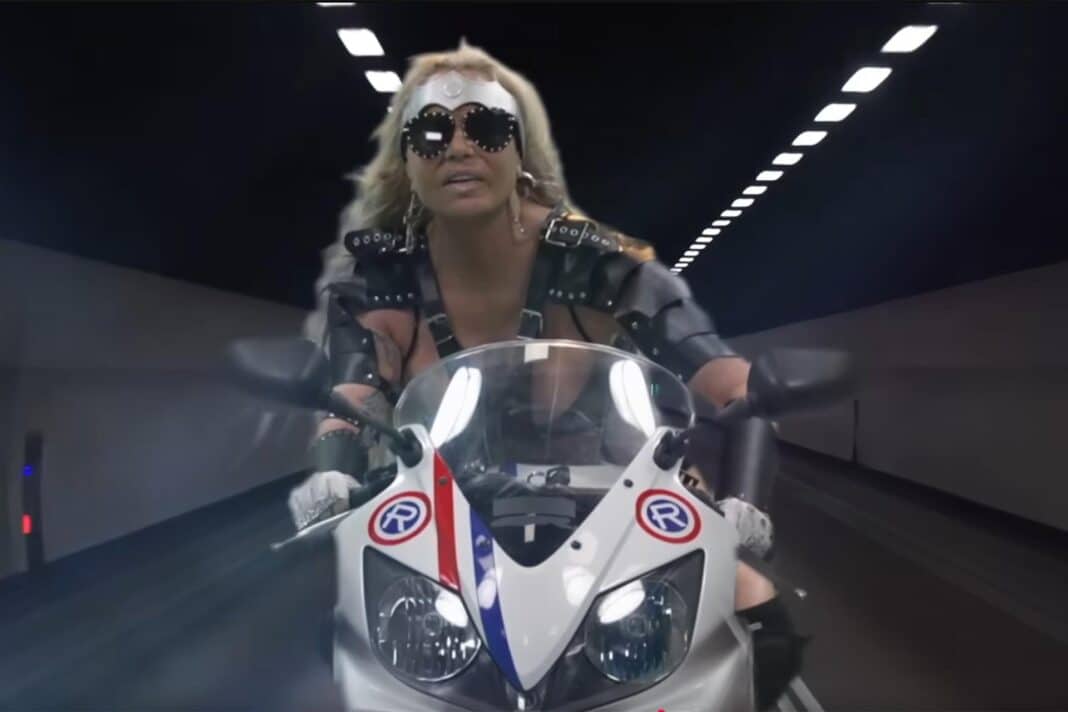 De monja a motera desatada, el último vídeo de Leticia Sabater con una CBR Repsol como coprotagonista