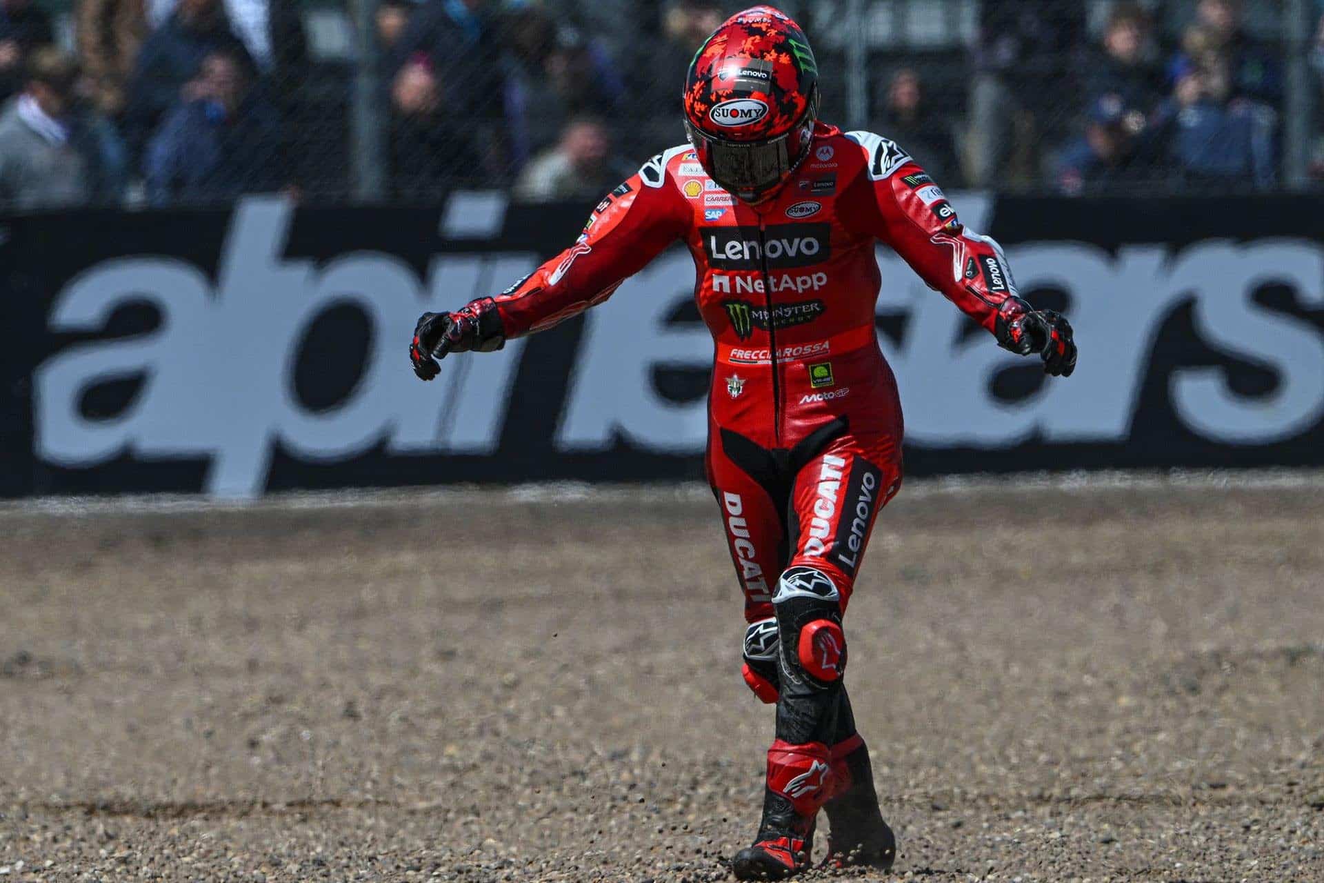 Bagnaia, como Marc, sufrió con el tren delantero y acabó en el suelo