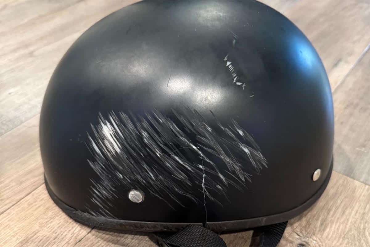 El golpe en el casco evitó consecuencias más graves