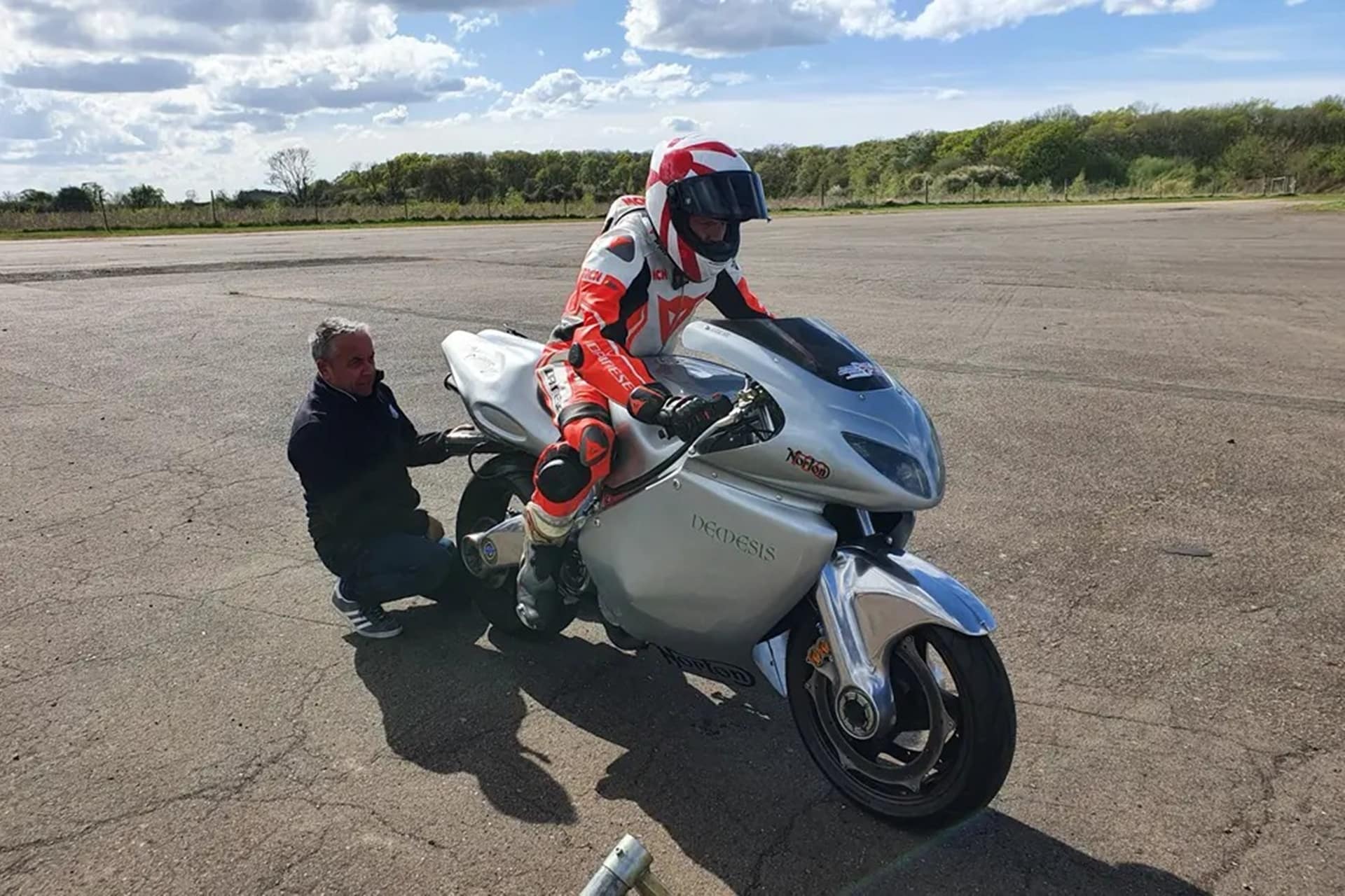 La Norton Némesis V8 vuelve a rodar en una pista tras ser sometida a una profunda restauración