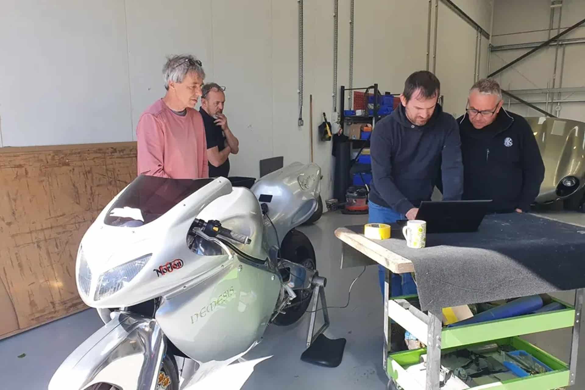 La Norton Némesis V8 vuelve a rodar en una pista tras ser sometida a una profunda restauración