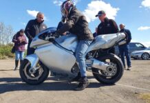 La Norton Némesis V8 vuelve a rodar en una pista tras ser sometida a una profunda restauración