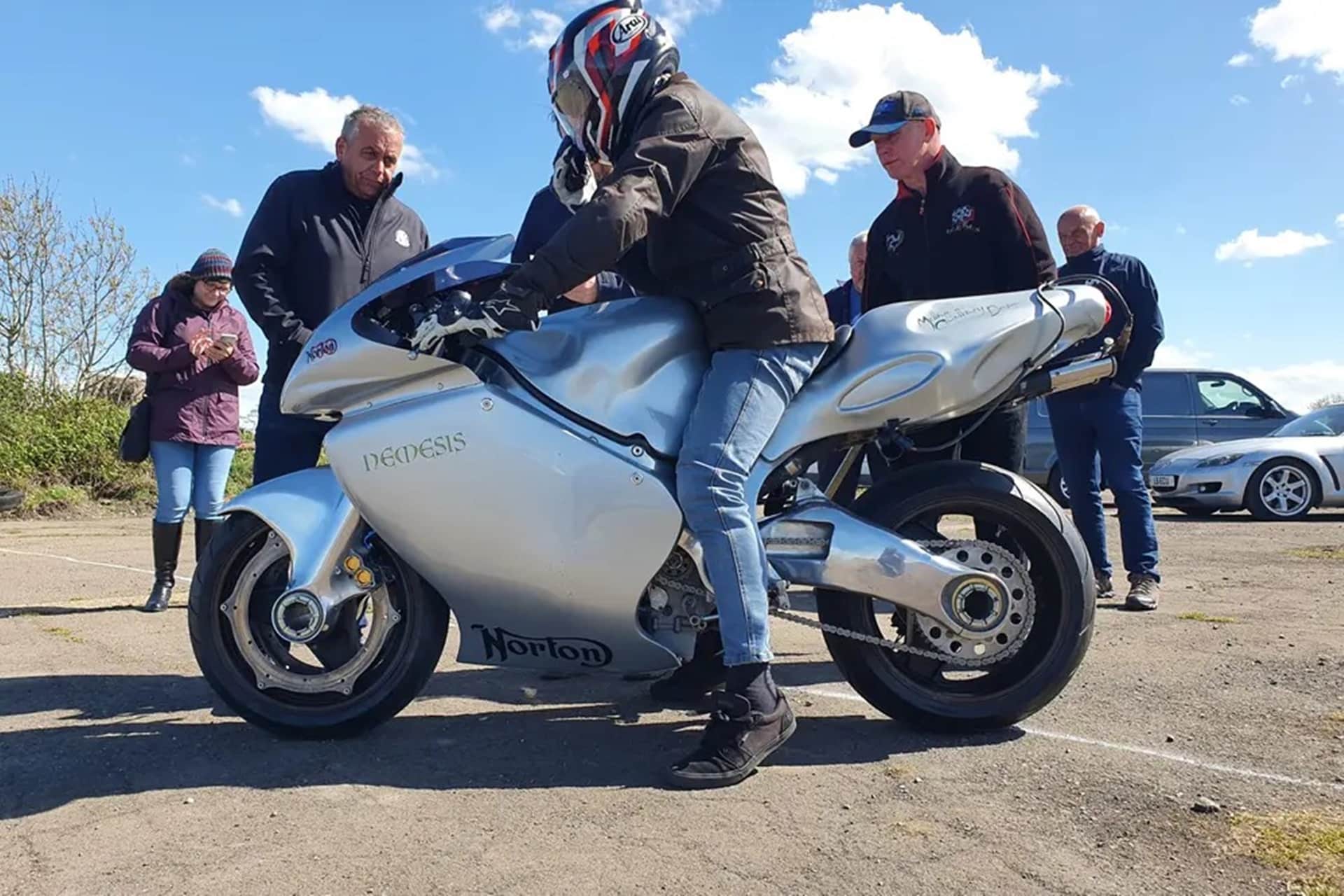 La Norton Némesis V8 vuelve a rodar en una pista tras ser sometida a una profunda restauración