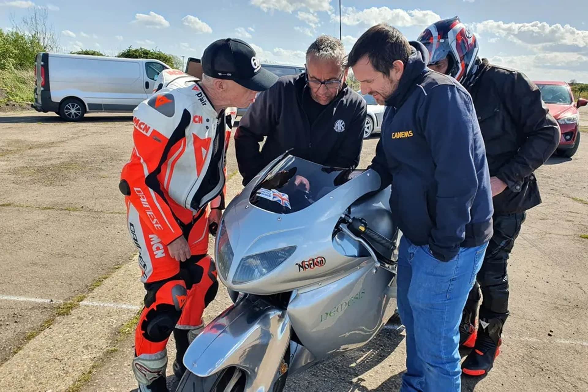 La Norton Némesis V8 vuelve a rodar en una pista tras ser sometida a una profunda restauración