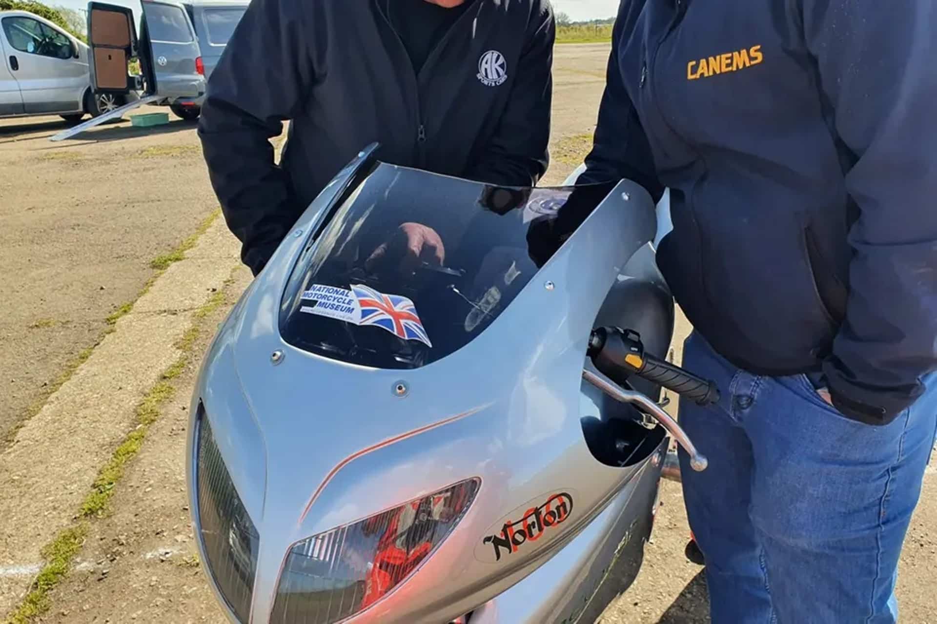 La Norton Némesis V8 vuelve a rodar en una pista tras ser sometida a una profunda restauración