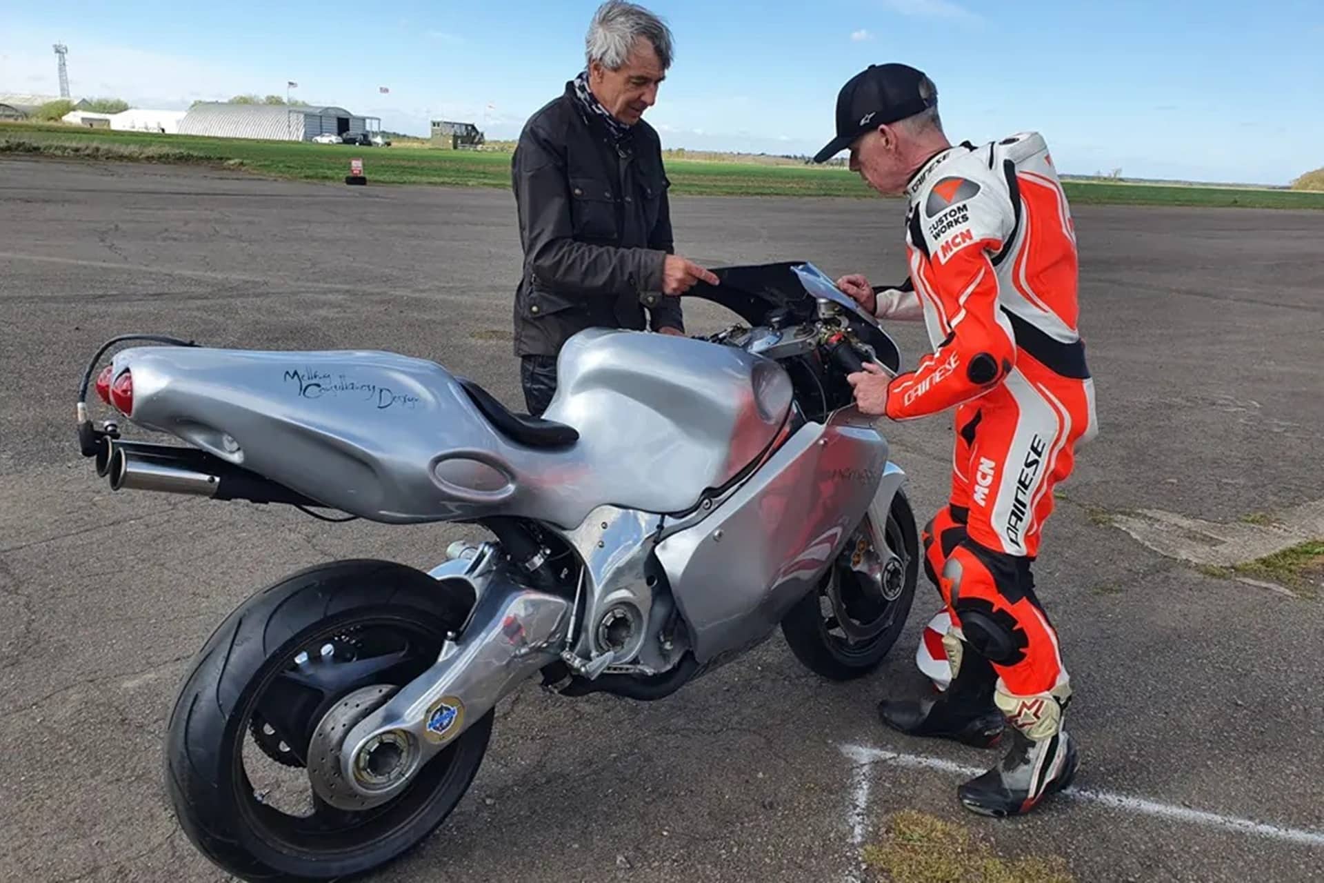 La Norton Némesis V8 vuelve a rodar en una pista tras ser sometida a una profunda restauración