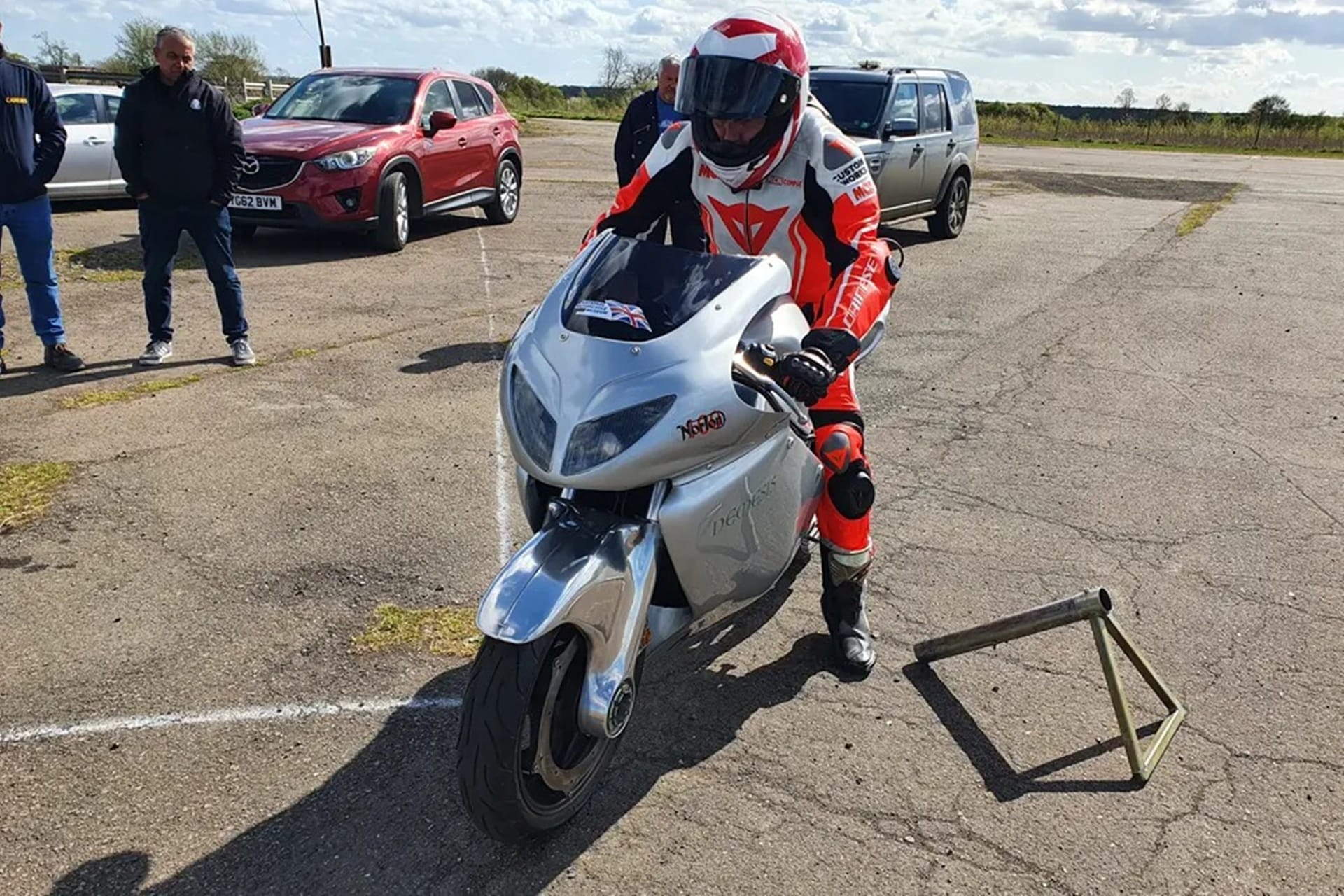 La Norton Némesis V8 vuelve a rodar en una pista tras ser sometida a una profunda restauración