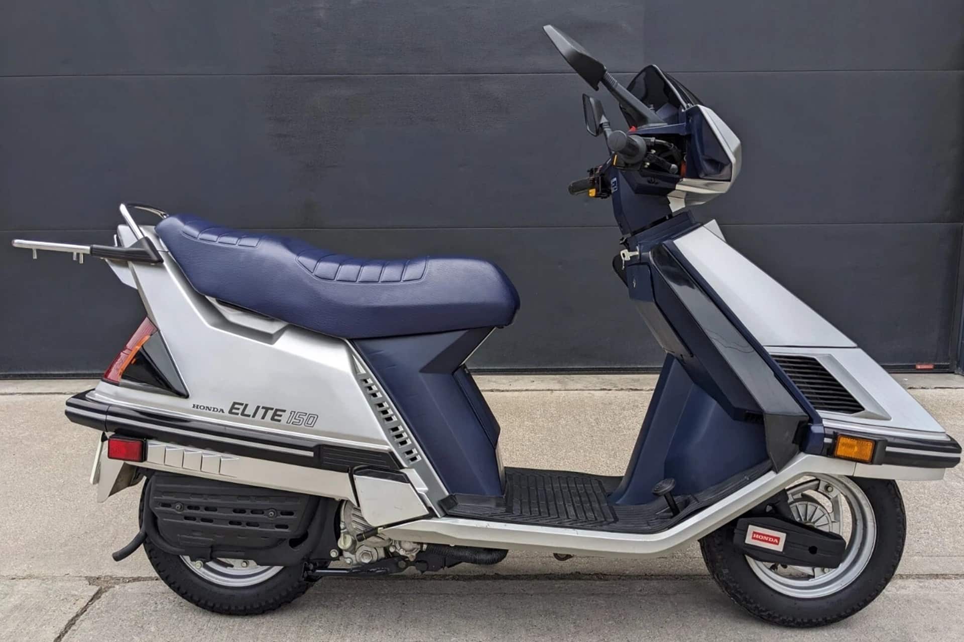 El propietario de este Honda Elite CH150 ha decidido sacarlo del baúl de los recuerdos, 40 años después de su primera matriculación