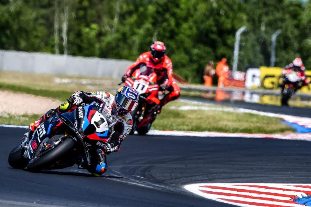 Superbike República Checa 2025: Razgatlioglu y Bulega suben el nivel con luchas de infarto