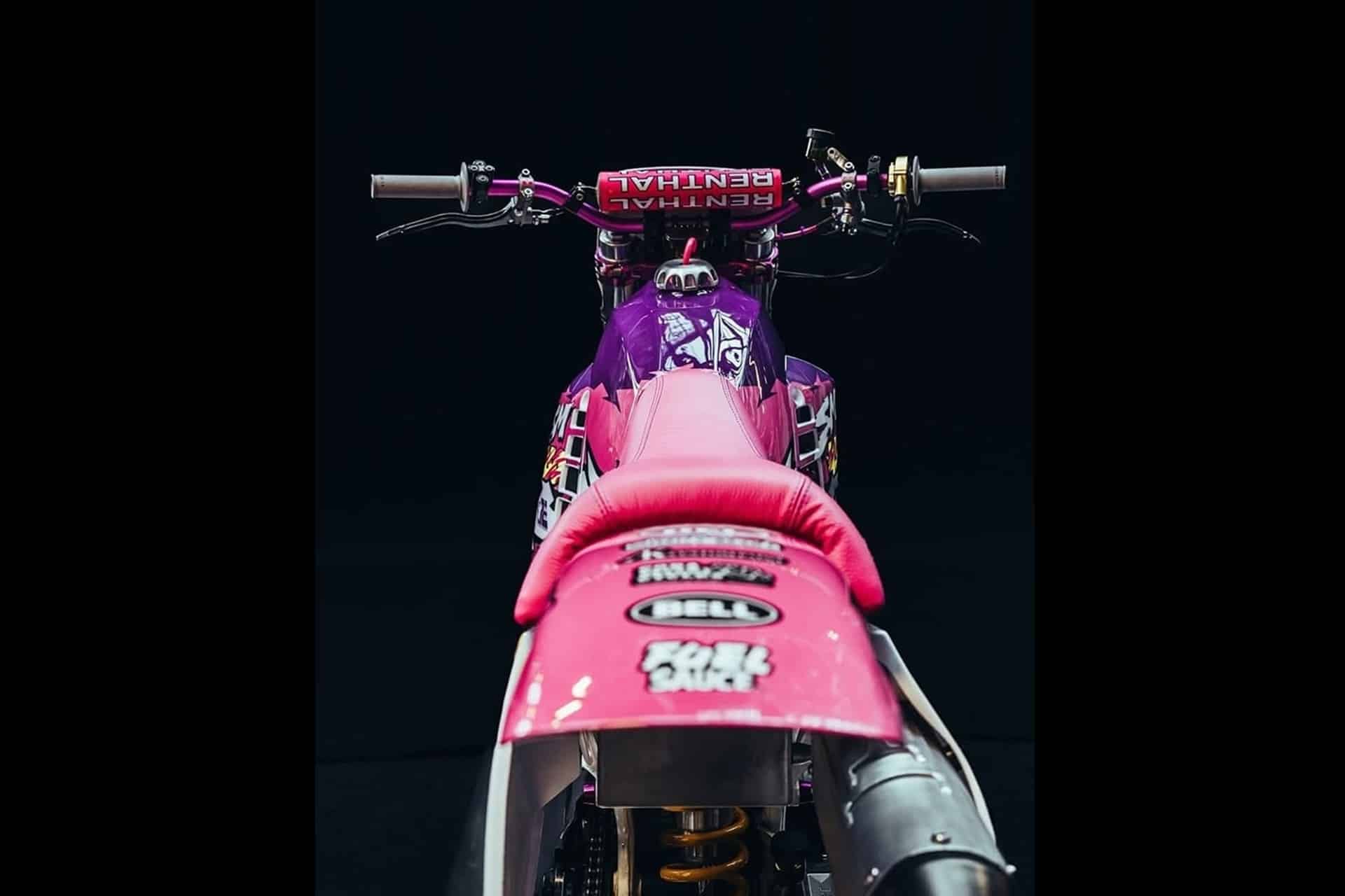SM450 Urban Guerrilla: Como convertir una naked neo-retro en una llamativa y colorida supermotard