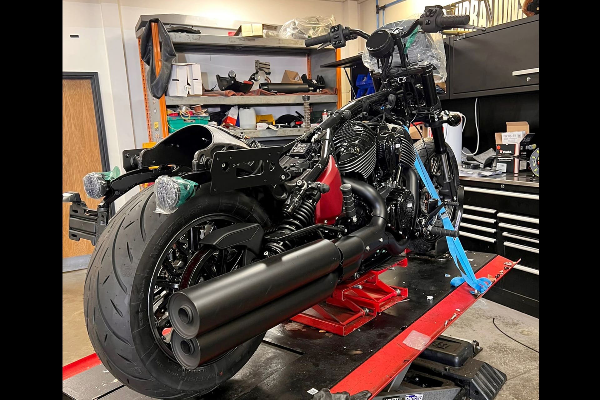 Indian Motorcycle dona una Sport Chief RT personalizada para una subasta benéfica coincidiendo con el espectáculo 'Back to the Beginning'